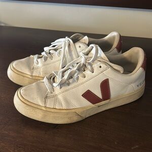 White/cinnamon Vejas